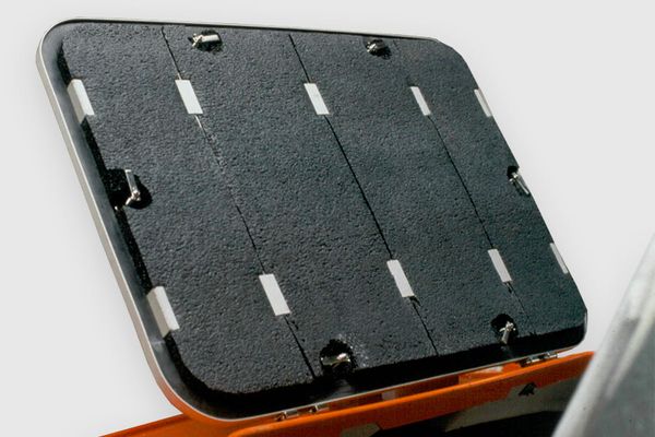 Motorraumklappe gedämmt mit Cello D 2600 Luke eines Rettungsboots mit schwarzem Schallschutzmaterial auf der Innenseite