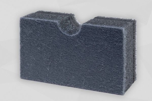Dunkelgraue Akustikplatte stehend mit grauer Vliesoberfläche