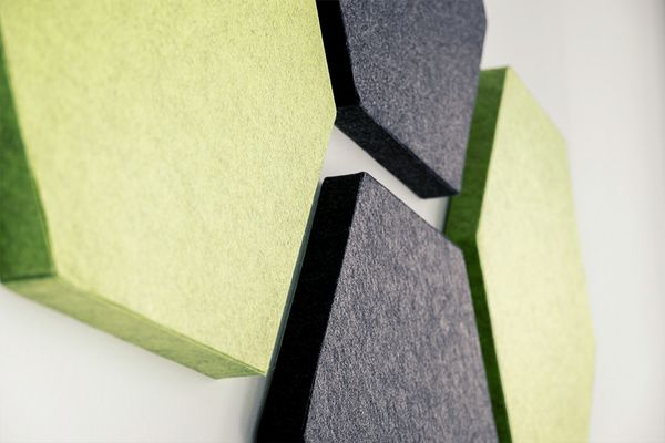 soni HEXAGON mit umklebten Kanten Nahaufnahme von grünen und anthrazitfarbenen Schallabsorbern