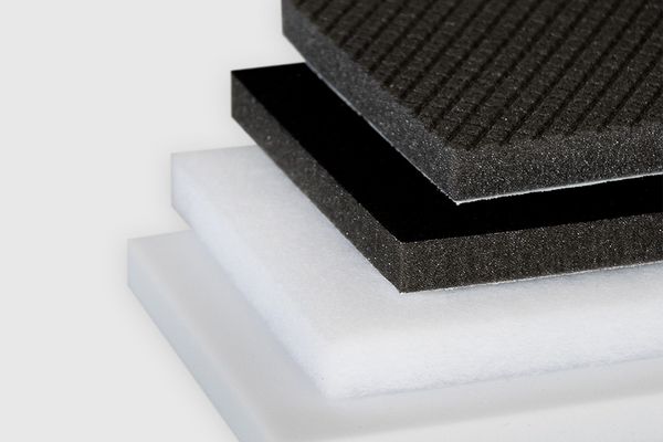 Stapel an Schallabsorberplatten in grau und weiß