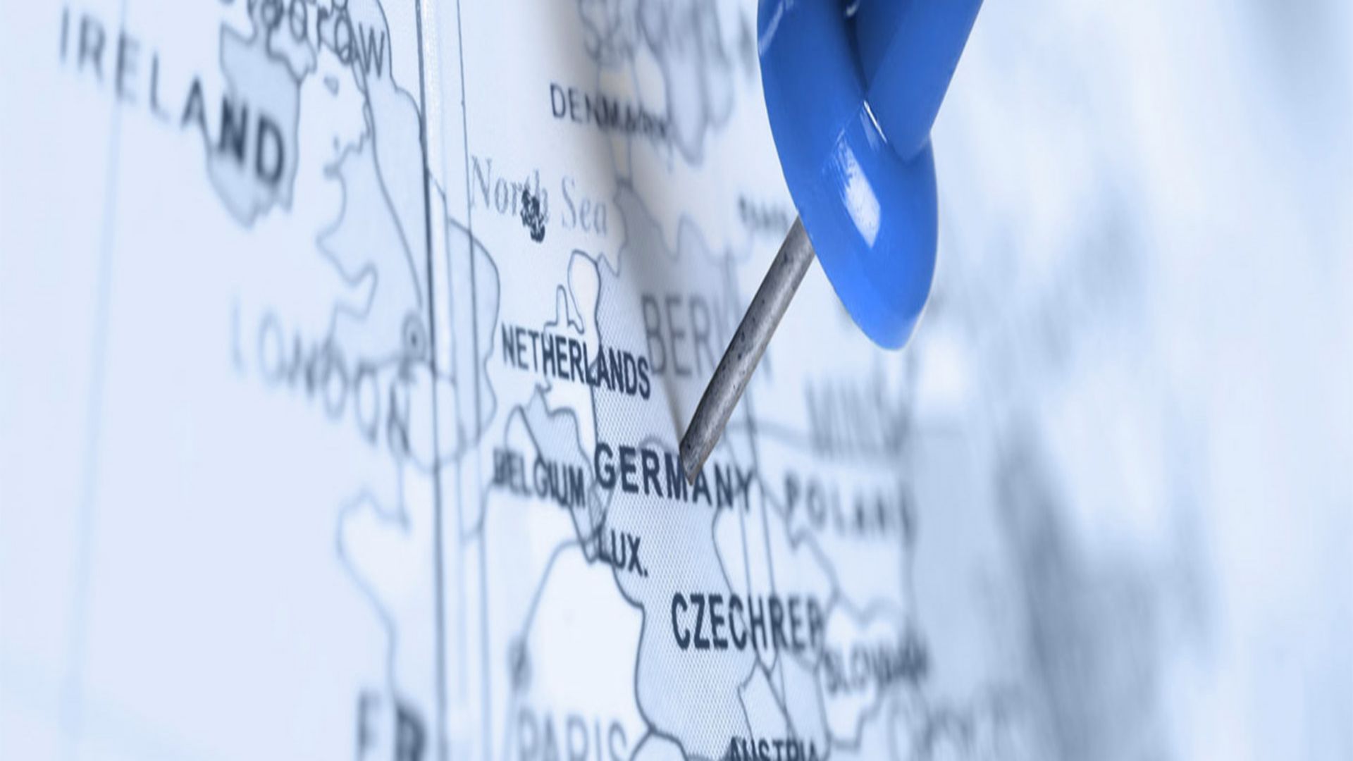 Europakarte mit Stecknadel auf Deutschland