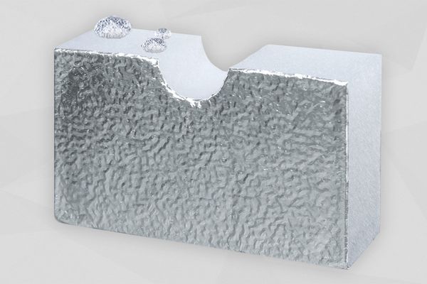 Weiße Polyestervliesplatte mit Aluminiumoberfläche und einem Wassertropfen auf der Kante
