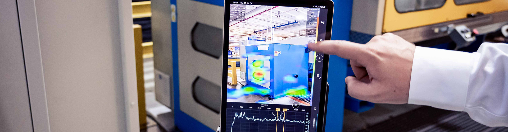 iPad Bildschirm zeigt eine Schallmessung einer Maschine