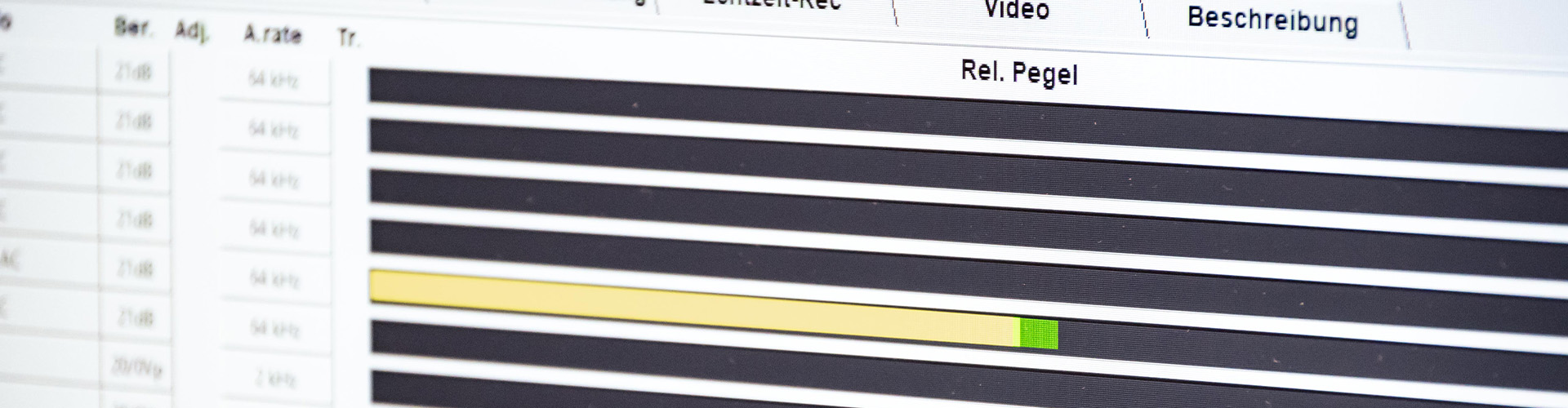 ein Bildschirm zeigt einen Pegel eines Messmikrofons